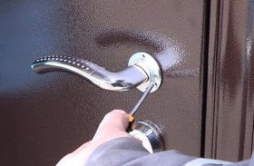 Замена дверной ручки металлической двери в Батайске