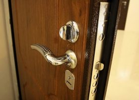 Замена входной двери в квартире в Батайске