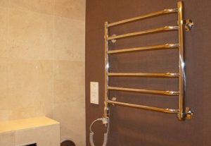 Установка электрического полотенцесушителя в ванной в Батайске